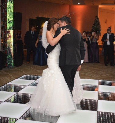 Sthephanie Hernández y Arturo Zúñiga compartieron su primer vals como esposos en su gran noche de bodas