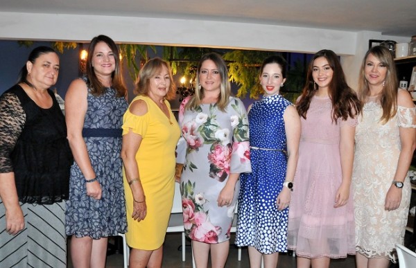 Tanja, Silke, Roswitha y Sigrid Koehl, junto a Ana María Larach, Natalie y Liane Koehl