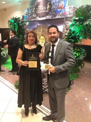 Xiomara Lemus con Emilio Maldonado, gerente de Paradise Beach Hotels, ganador del Premio Copan 2018 a la Excelencia Turística ¡Felicidades!