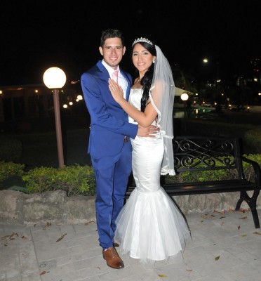 Alejandra Acosta y Emanuel Aguilera se unieron en martrimonio durante una hermosa ceremonia y fiesta postboda que tuvo como escenario el paraíso natural de Angeli Garden´s...los recien casados apostaron por el turismo interno y  disfrutan de su "Honey Moon" en Tela...