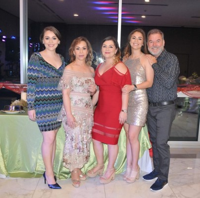 Angie Contreras, Zoila Santos, Denisse Contreras, Astrid Contreras y Roberto Contreras