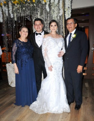 Anuar Osadir Izaguirre y Giselle Alejandra Orellana junto a sus padres, Ondina López de Orellana y Mario Orellana