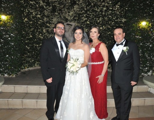 El hermano de la novia, Luis Vindel, Carolina Vindel y sus padres, Yanira y Luis Vindel