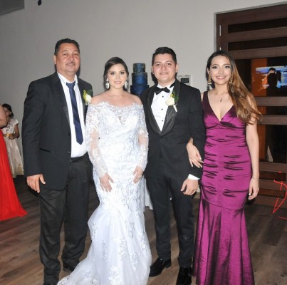 El padre del novio, Francisco Izaguirre, Giselle Alejandra Orellana, Anuar Osadir Izaguirre y su hermana, Sandra Izaguirre