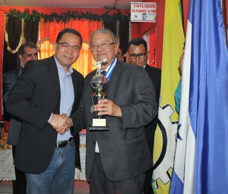 El premio Micrófono de Oro fue entregado al locutor Luis Edgardo Vallejo