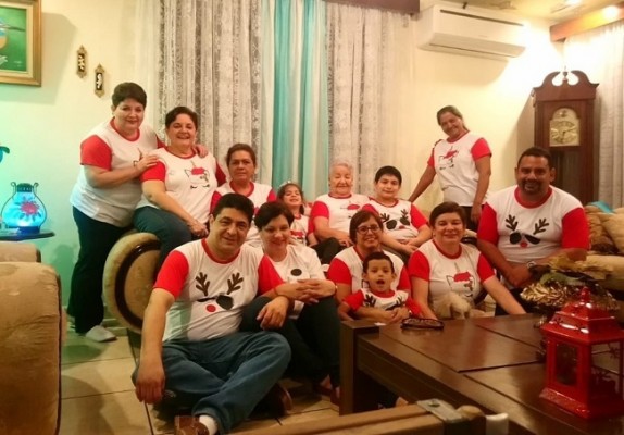 Elisa Pineda y familia celebrando la Navidad