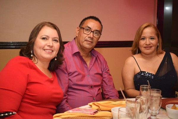 Elmer y Dunia Rivera con Nilsa Castillo