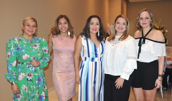 Estela Cardona, Debbie Castillo, Cinthia Muñoz, Carmen García y Claudia Calix