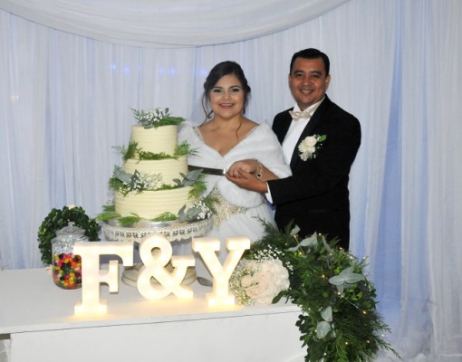 Frank Pereira y Yilyith Recarte compartieron su pastel de bodas con sus más queridos
