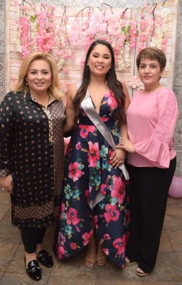 Geraldina Castañeda y Roxana Lean acompañaron a Fabiola Rivera en su bridal shower