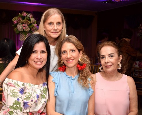 Gillian y Gina Cheldi, Jackie Beall con Dalila Boden