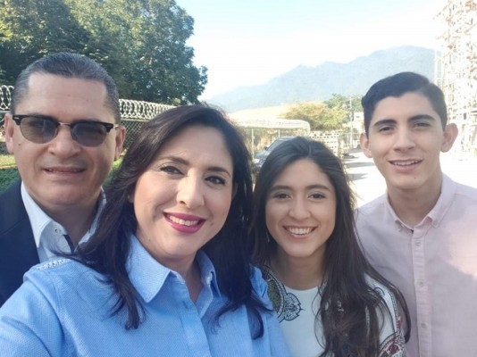 Heber Flores y Tesla Callejas de Flores con sus amados hijos