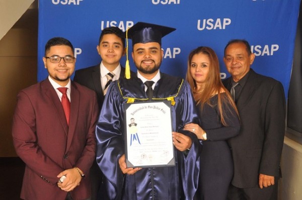 Jose Angel Lopez, Carlos Abraham Lopez, Carlos Javier Lopez, Karla de Lopez y Carlos Lopez...Carlos Javier López se graduó de Licenciado en Mercadotecnia en la USAP y su celebración estuvo buenísima ¡Felicidades!