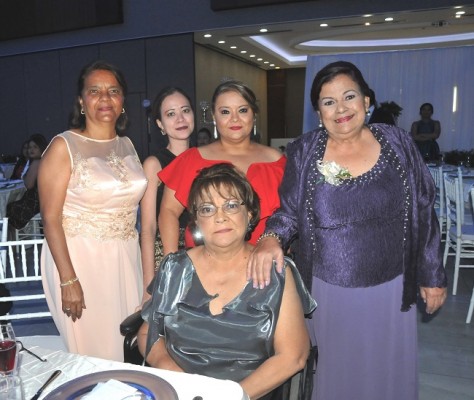 Judith Perelló, Delmi Alvarenga, Yolanda Alvarenga, Miriam Martínez Perelló y Yolanda Perelló.