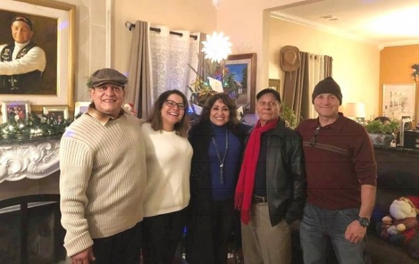 La familia Flores en pleno celebrando Navidad, Luisito, Esmeraldita, doña Esmeralda, Don Luis padre y Fredy