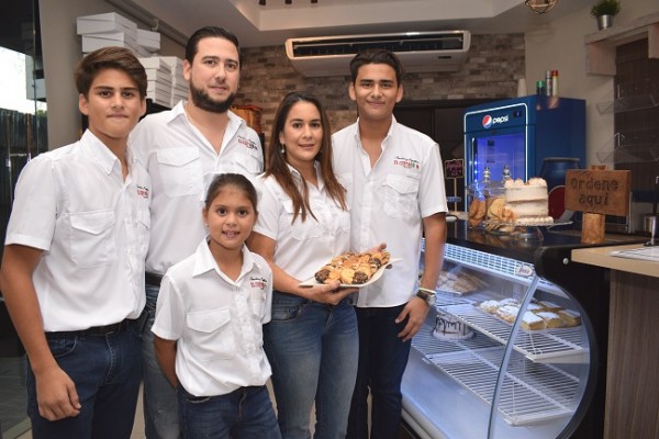 La familia Zornitta en la inauguración de la segunda tienda de Panadería El Centro en SPS