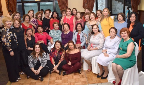 Las damas del IWC en una imagen del recuerdo para Farah La Revista