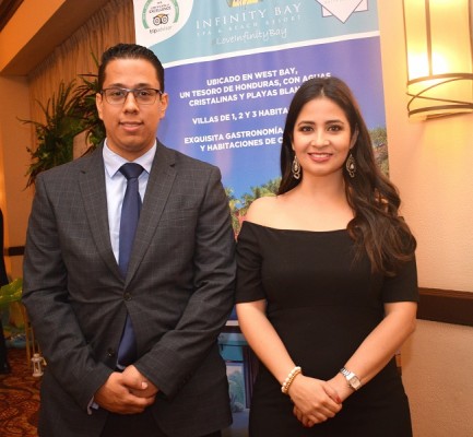 Laura Alvarado Gerente de Ventas junto a Marvin Zerón, Director de Venta de Hotel Infinity Bay Spa & Beach Resort.