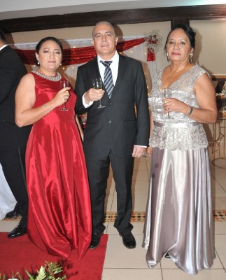 Los padres del novio, Olga de Solórzano, Javier Solórzano y Mirtha Elena Martínez