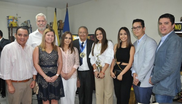 Luis Edgardo Vallejo y su familia, viajaron desde la capital de la república para recibir el importante reconocimiento