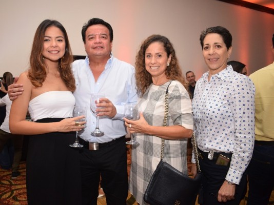 Mariana, Ignacio y Xiomara León con Emy Marzuca