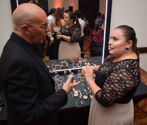 Jorge Lentino el especialista internacional fue el encargado de dar los consejos a las damas del uso del maquillaje.