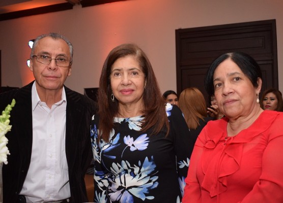 Óscar Flores, Georgina Estrada y Isabel Estrada.