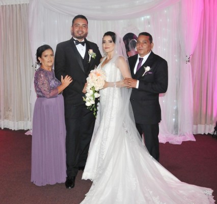 Melvin Gavarrete y Jeydy Perdomo junto a sus padres, Nelva Cardona y Carlos Armando Perdomo