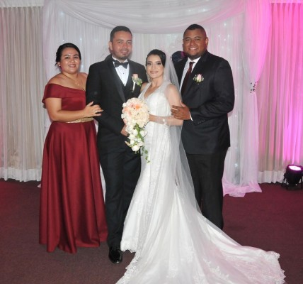 Melvin Gavarrete y Jeydy Perdomo junto a sus padrinos de boda, Dina Gavarrete y Anthony Costly