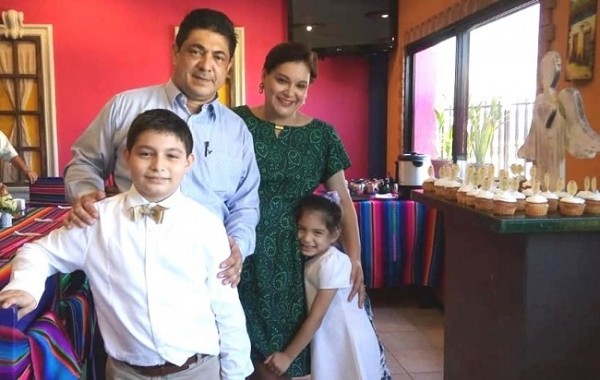 Muy felices se encuentran Elisa Pineda y Luis Mena, su hijo Luis Fernando hizo su Primera Comunión