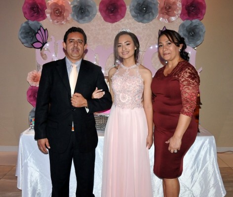 Mónica Sarahí Hernández Hernández, junto a sus padres, Miguel Hernández Figueroa y Delmys Aracely Hernández