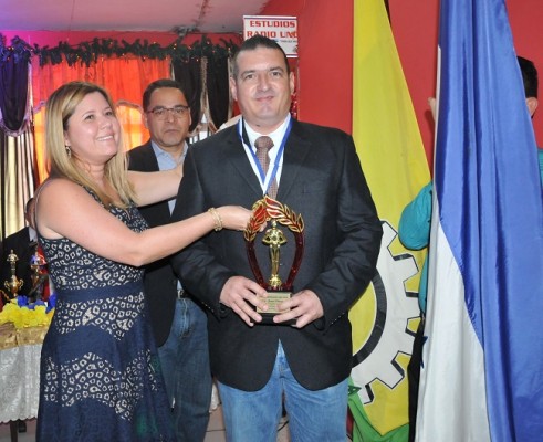 Rigoberto Rivera representó a Rely Maradiaga para recibir el premio Revelación 2018