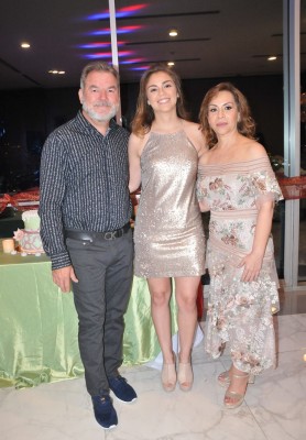 Roberto Contreras, Astrid Contreras y Zoila Santos, celebrando su cumpleaños.