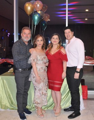 Roberto Contreras, Zoila Santos, Denisse Contreras y Steve Fajardo