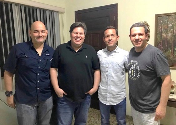 Roberto Ortíz compartiendo con sus amigos