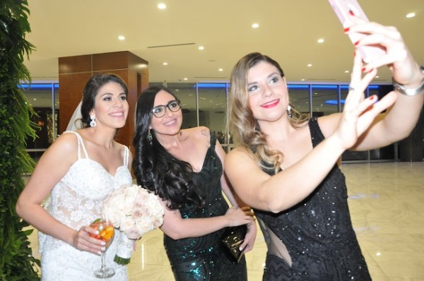 Samira Mendoza y Alejandra Flores aprovecharon para tomarse una selfie con su gran amiga, Elena Isabel García, en su fiesta postboda