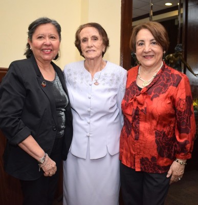 Sonia de Reyes, Renee Kawas y Ruth Medina