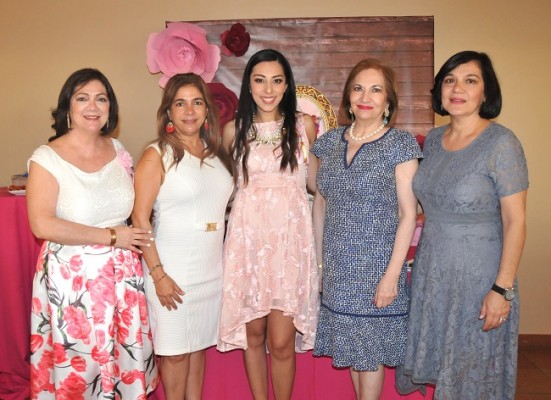 Susan Martinez, Leyla Yacaman de Romero, Eliana Esmeralda de Mejía, Sara de Rivera y Marisol Cárdenas