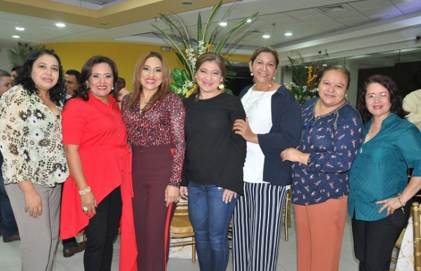 Anix de Mejía, Melania de Palada, Mery Gutiérrez, Dunia de Rivera, Lesly de Bú, Silvia de Moreno y Emelda Nolasco