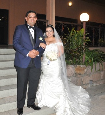 Yastin y Elsy, lucieron impecables en su mágica noche de bodas