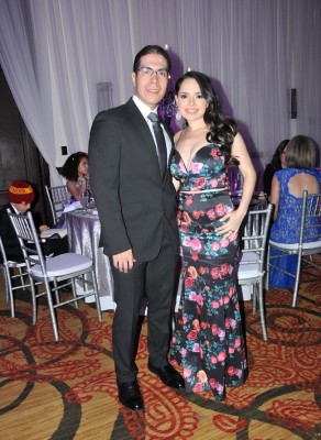La cómplice inicial en esta historia de amor: Daniela Castro Dunaway junto a su esposo, Víctor Hernández