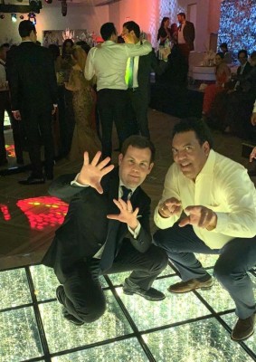 Erick Peterson y Onias Peralta, divirtiéndose en la boda de Emile Kawas y Titi Sansur.