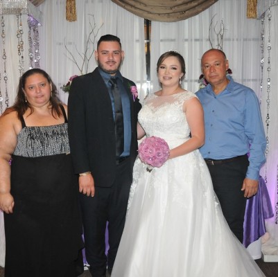 Estephanie Paola Alfaro y Brayan Josué Castro junto a sus padres, Liliana Villela y Manfredo Castro