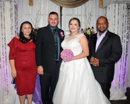 Estephanie Paola Alfaro y Brayan Josué Castro junto a sus padrinos de boda, Fernando Espinoza y Patricia de Espinoza