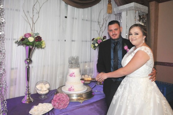 Estephanie Paola y Brayan Josué compartieron su pastel de bodas con sus más queridos.