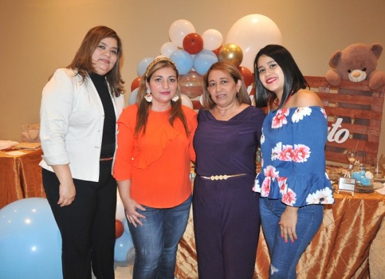 Fátima Cisneros, Miriam Becker, Gloria Vásquez y Milly Cárdenas