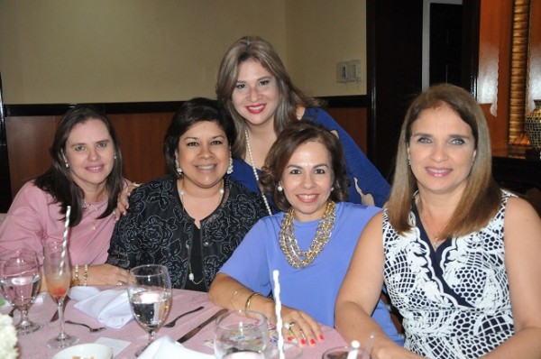 Gabriela de Interiano, Rosa María de Fernández, Carolina Melgar, Patricia Discua y Norma Valladares