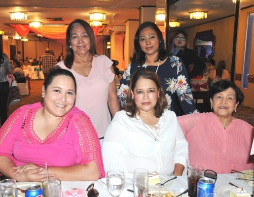 Graciela Moncada, Nelly de Rivera, Tiffany Rivera, Lily Rivera y Esperanza Galeano