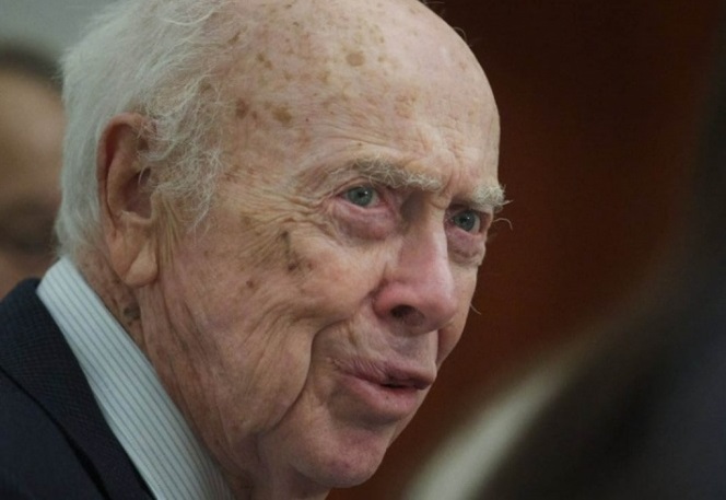 Por racista retiran título honorífico a ganador de Nobel