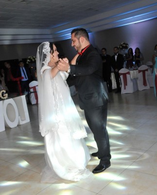 Johana y Taret bailaron All About You de John Leyend durante su primer vals como esposos